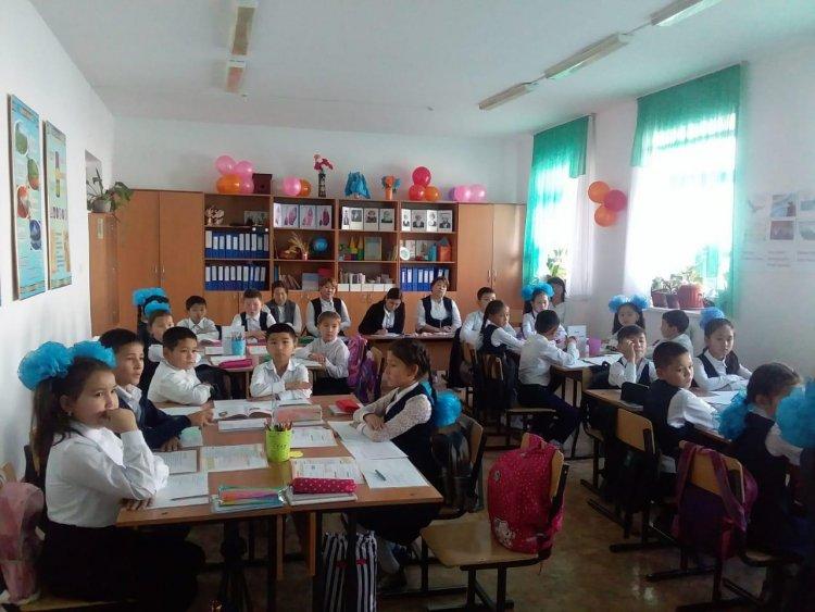Бастауыш сынып мұғалімі Карибозова Венера  4"Ә" сыныбына "Халқымыздың салт-дәстүрі.Бесік жыры" атты тақырыбында ашық сабақ өткізді.
