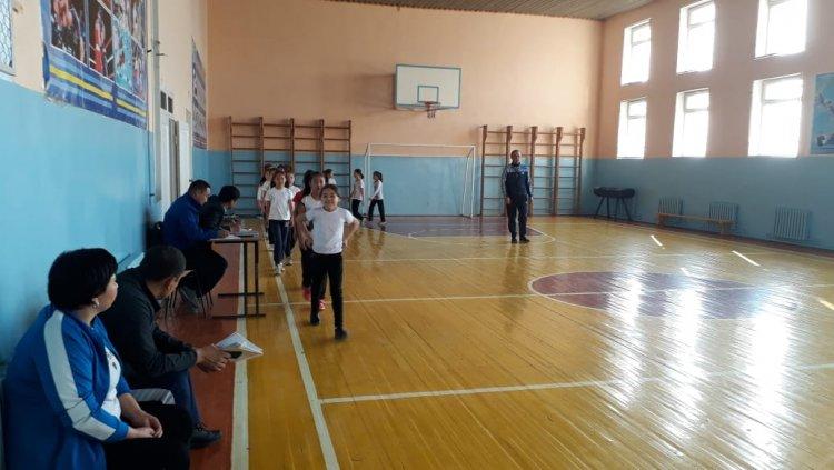 Дене шынықтыру пәні мұғалімі Мырзатаев Нұркен 5"В" сыныбына мектеп спортзалында "Эстафета ойындары" тақырыбында ашық сабақ өткізді
