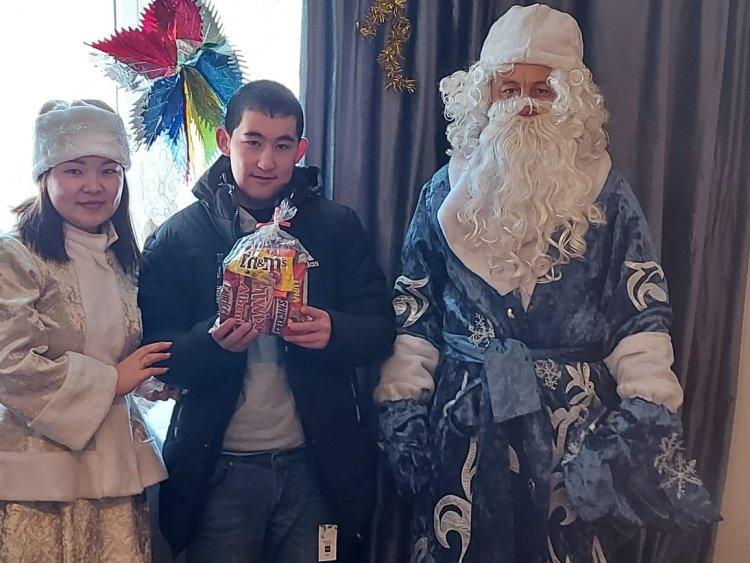 Шымкент қаласы білім басқармасына қарасты №68 жалпы орта білім беретін мектебінің ұжымы мектеп басшысы Г.А.Пржанованың бастамасымен ерекше білімді қажет ететін оқушыларды жаңа жыл мерекесімен құттықтай отырып,сыйлықтар таратты.