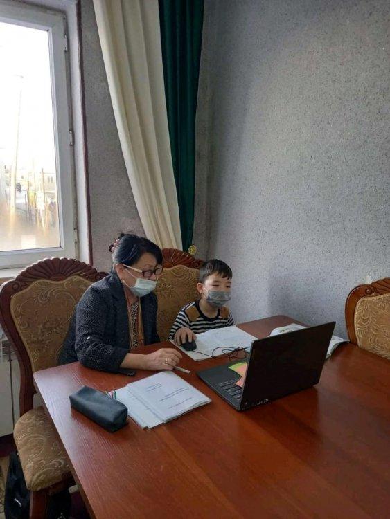 "Үйде оқыту" бойынша оқушыларға жүйелі түрде білім берілуде.